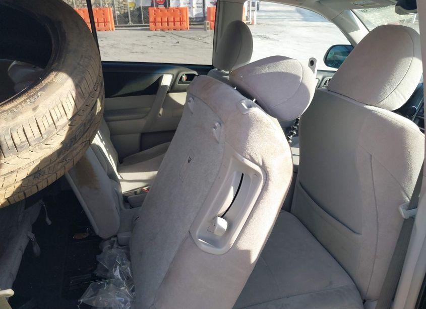 Photo 8 of 2013 Toyota Highlander BASE V6 (VIN 5TDBK3EH3DS264223)