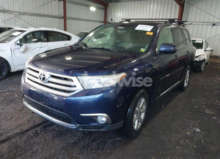 Photo 2 of 2011 Toyota Highlander SE (VIN 5TDBK3EH4BS054937)