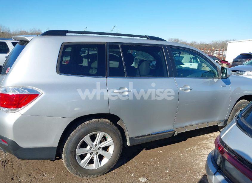 Photo 13 of 2012 Toyota Highlander SE V6 (VIN 5TDBK3EH4CS099796)