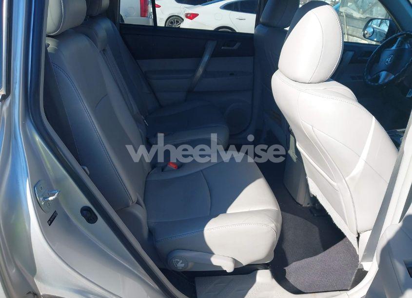 Photo 8 of 2012 Toyota Highlander SE V6 (VIN 5TDBK3EH4CS099796)