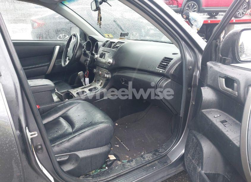 Photo 5 of 2012 Toyota Highlander SE V6 (VIN 5TDBK3EH4CS165828)