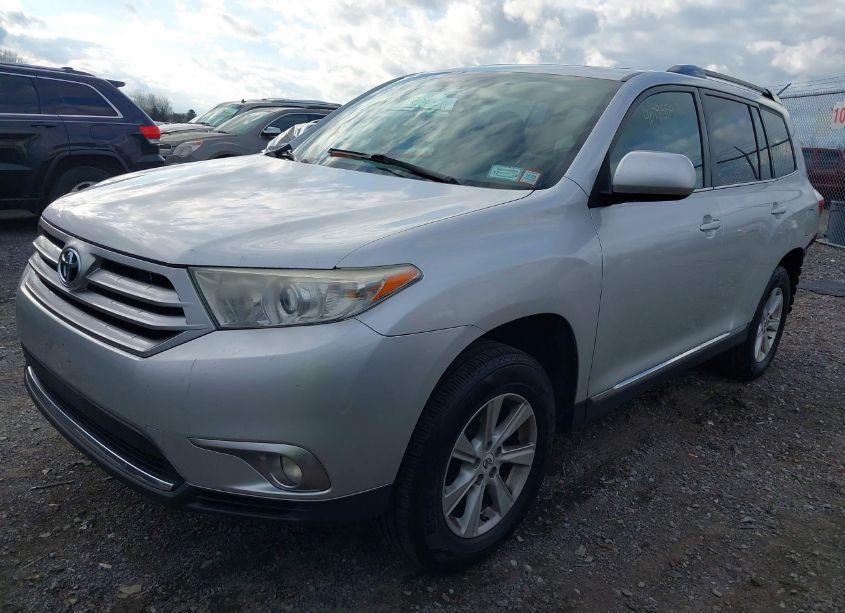 Photo 2 of 2012 Toyota Highlander SE V6 (VIN 5TDBK3EH4CS173234)