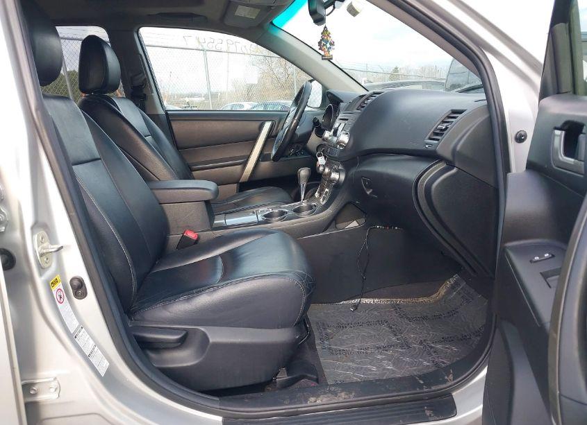 Photo 5 of 2012 Toyota Highlander SE V6 (VIN 5TDBK3EH4CS173234)