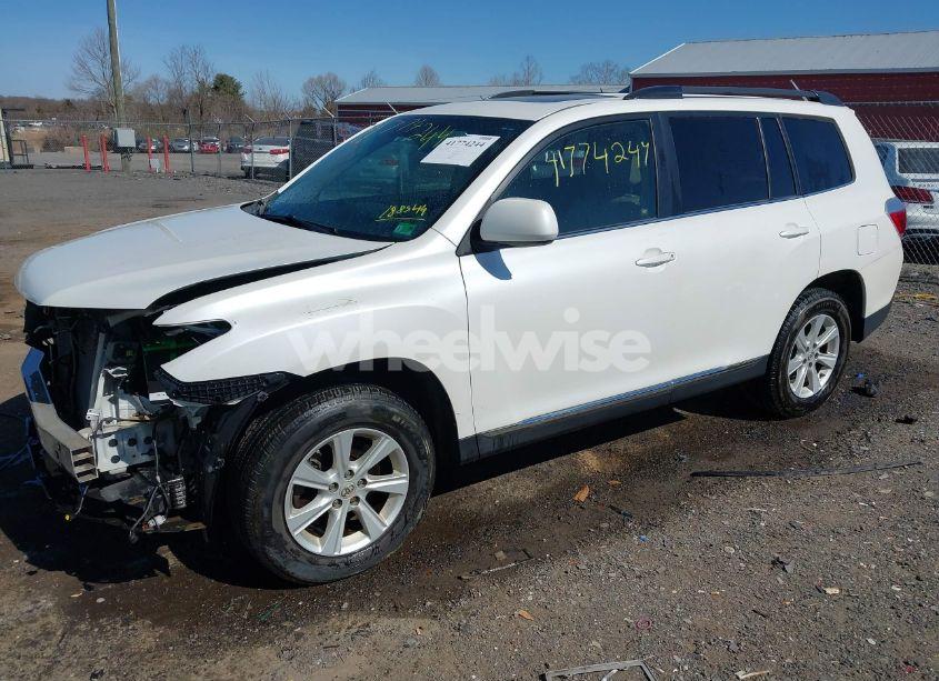Photo 2 of 2013 Toyota Highlander SE V6 (VIN 5TDBK3EH4DS188544)