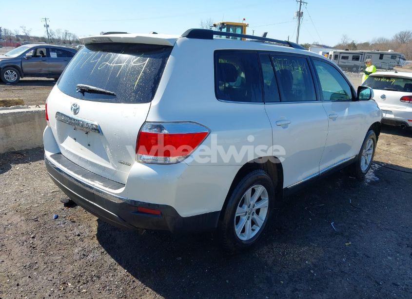 Photo 4 of 2013 Toyota Highlander SE V6 (VIN 5TDBK3EH4DS188544)