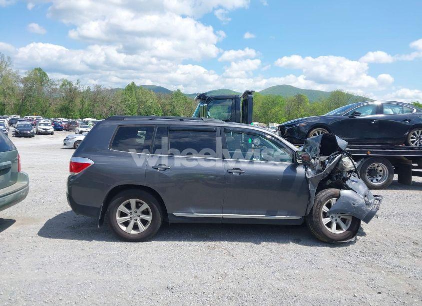 Photo 14 of 2013 Toyota Highlander BASE PLUS V6 (VIN 5TDBK3EH4DS189905)