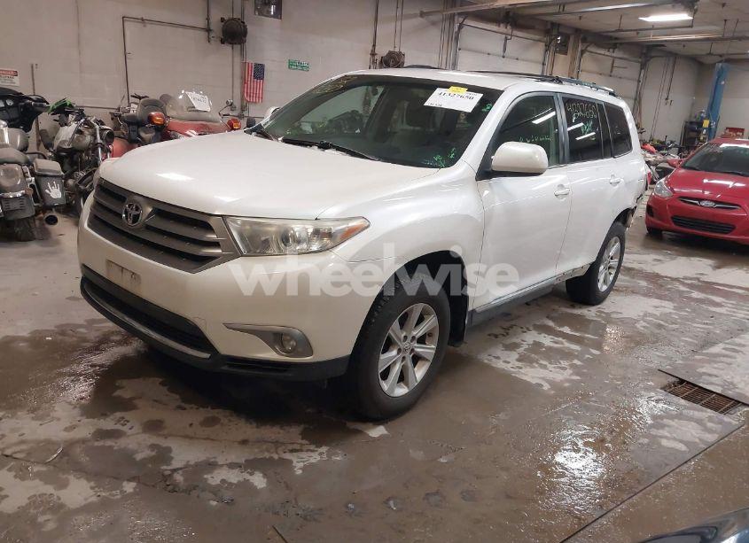 Photo 2 of 2013 Toyota Highlander BASE PLUS V6 (VIN 5TDBK3EH4DS190035)