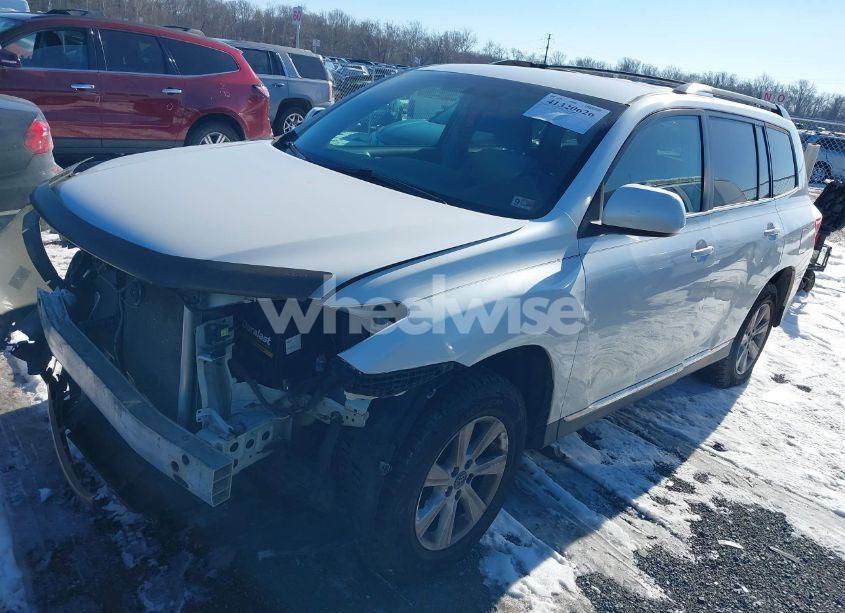 Photo 2 of 2013 Toyota Highlander BASE PLUS V6 (VIN 5TDBK3EH4DS205939)