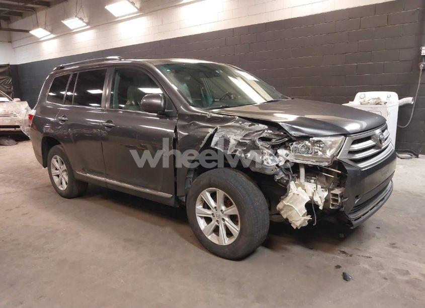 2013 Toyota Highlander SE V6 (VIN 5TDBK3EH4DS213913) main photo