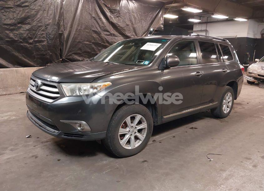 Photo 2 of 2013 Toyota Highlander SE V6 (VIN 5TDBK3EH4DS213913)