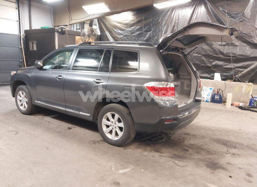 Photo 3 of 2013 Toyota Highlander SE V6 (VIN 5TDBK3EH4DS213913)