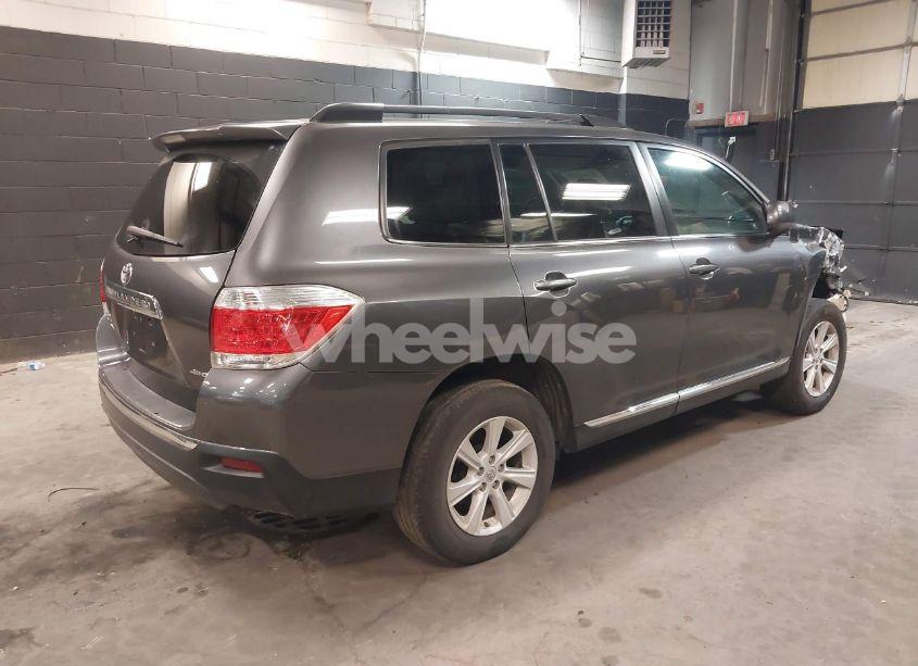 Photo 4 of 2013 Toyota Highlander SE V6 (VIN 5TDBK3EH4DS213913)