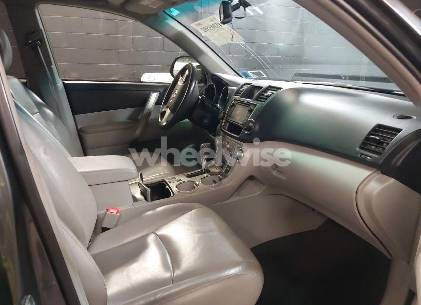 Photo 5 of 2013 Toyota Highlander SE V6 (VIN 5TDBK3EH4DS213913)