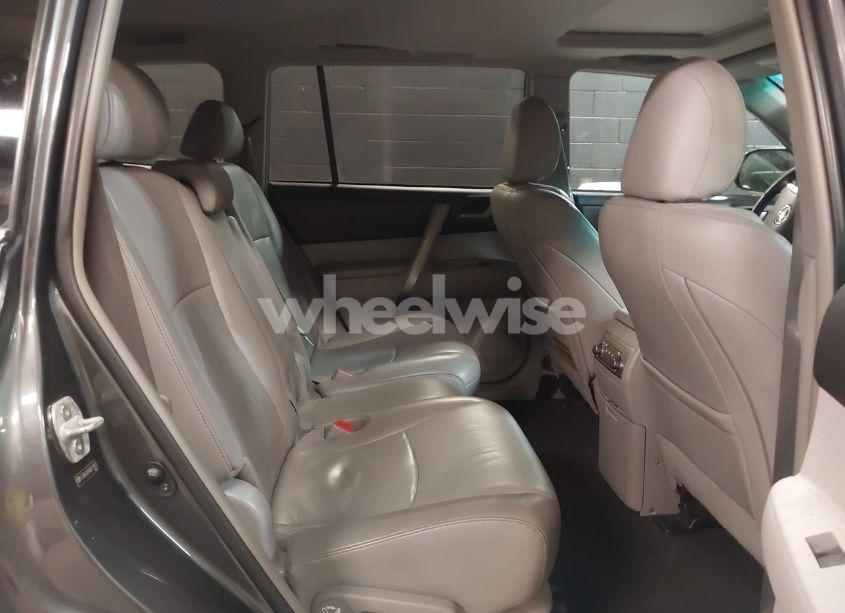 Photo 8 of 2013 Toyota Highlander SE V6 (VIN 5TDBK3EH4DS213913)