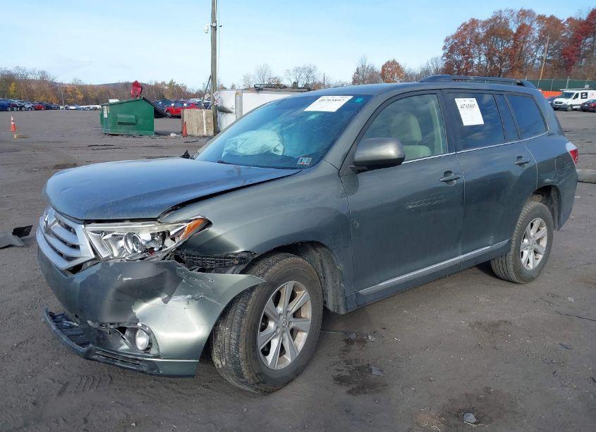 Photo 2 of 2013 Toyota Highlander BASE PLUS V6 (VIN 5TDBK3EH4DS239461)