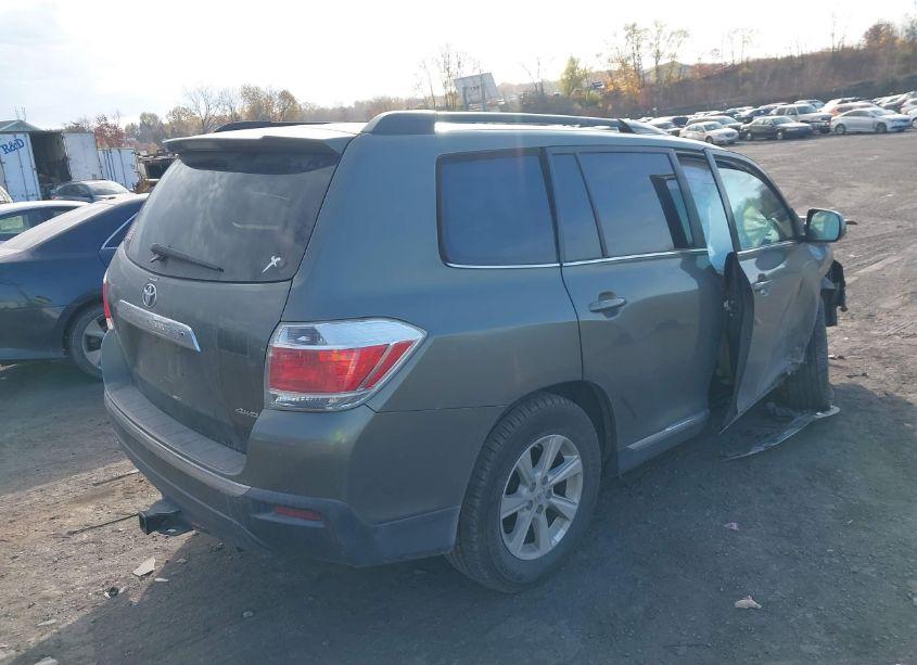 Photo 4 of 2013 Toyota Highlander BASE PLUS V6 (VIN 5TDBK3EH4DS239461)