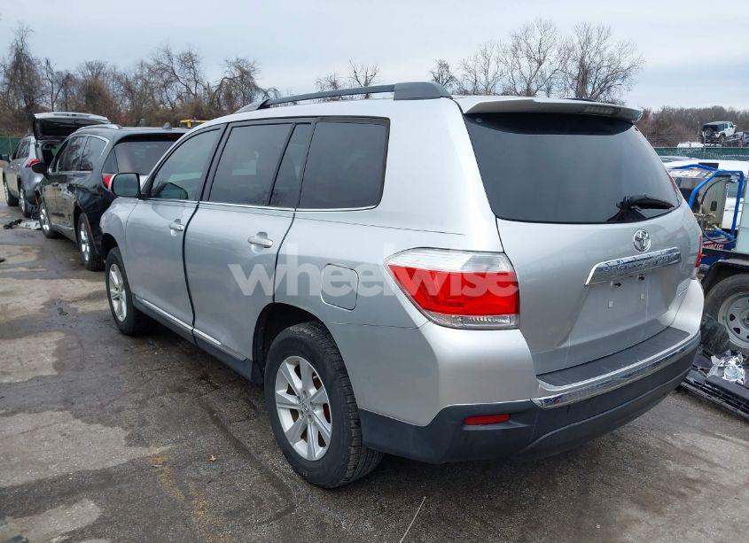 Photo 3 of 2013 Toyota Highlander SE V6 (VIN 5TDBK3EH4DS263436)