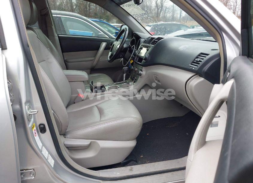 Photo 5 of 2013 Toyota Highlander SE V6 (VIN 5TDBK3EH4DS263436)