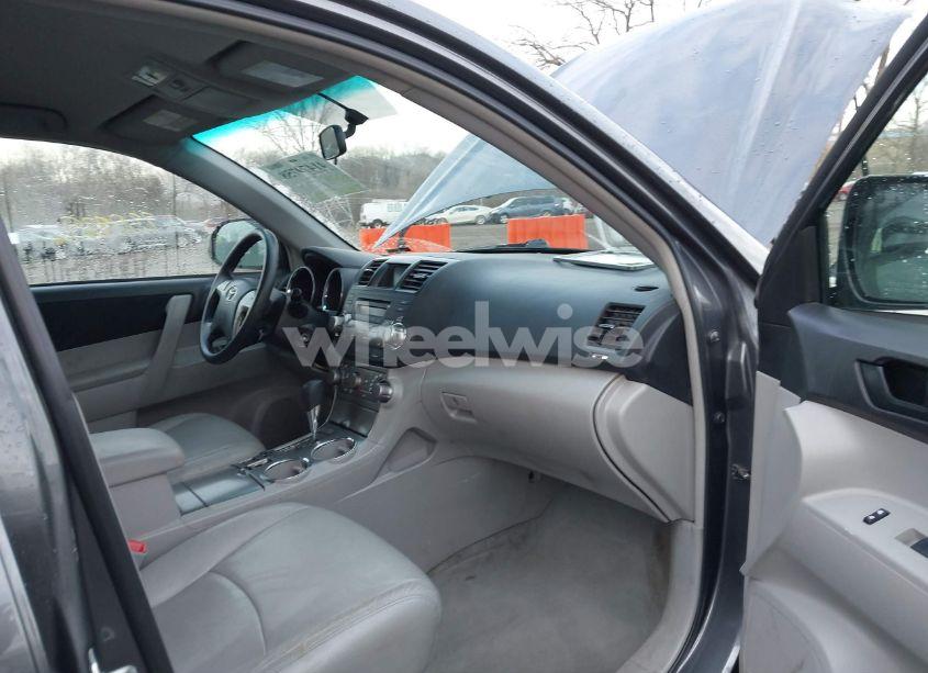 Photo 5 of 2010 Toyota Highlander BASE V6 (VIN 5TDBK3EH5AS028295)