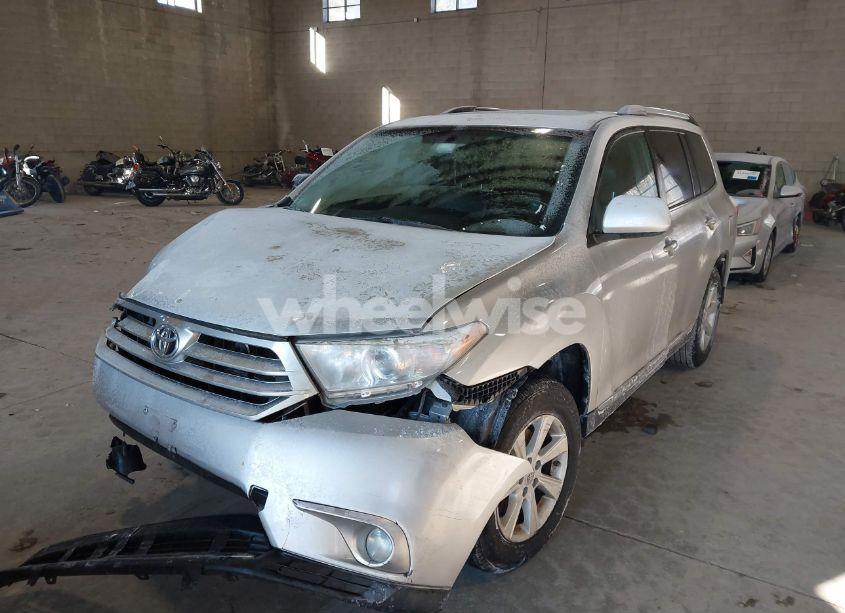 Photo 2 of 2012 Toyota Highlander SE V6 (VIN 5TDBK3EH5CS103094)
