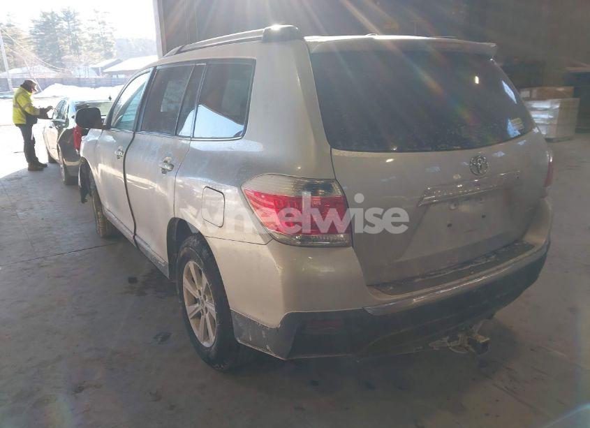 Photo 3 of 2012 Toyota Highlander SE V6 (VIN 5TDBK3EH5CS103094)