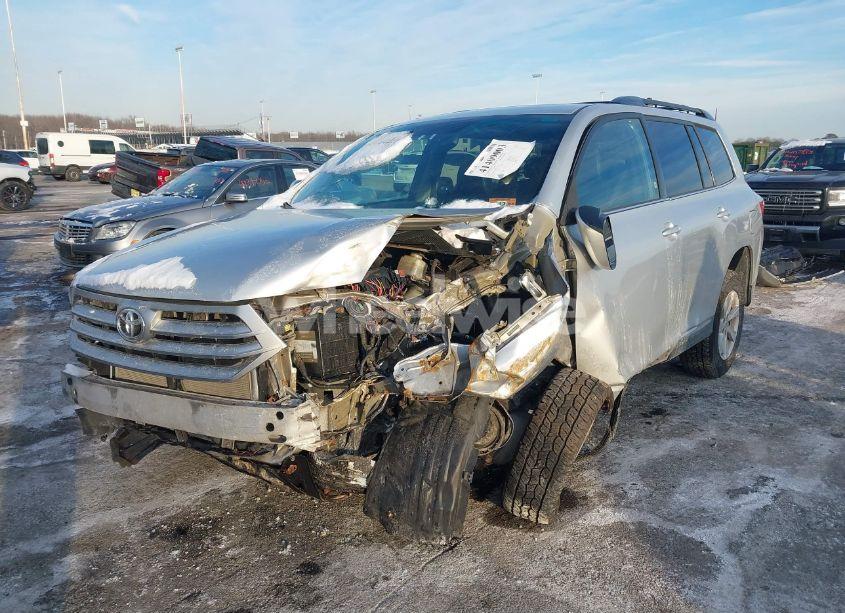 Photo 2 of 2012 Toyota Highlander SE V6 (VIN 5TDBK3EH5CS119831)