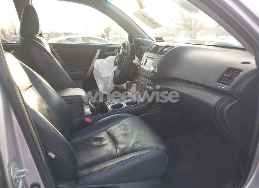 Photo 5 of 2012 Toyota Highlander SE V6 (VIN 5TDBK3EH5CS119831)