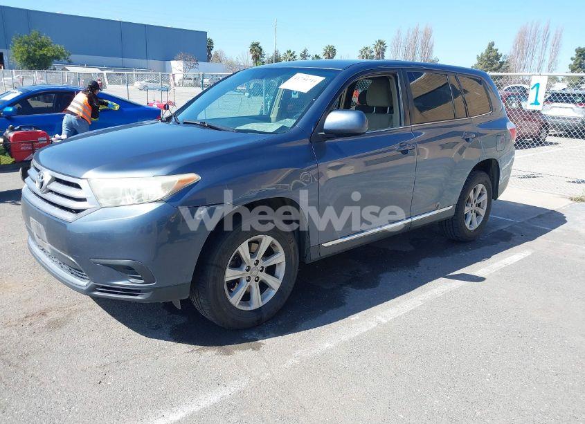 Photo 2 of 2013 Toyota Highlander BASE V6 (VIN 5TDBK3EH5DS186463)