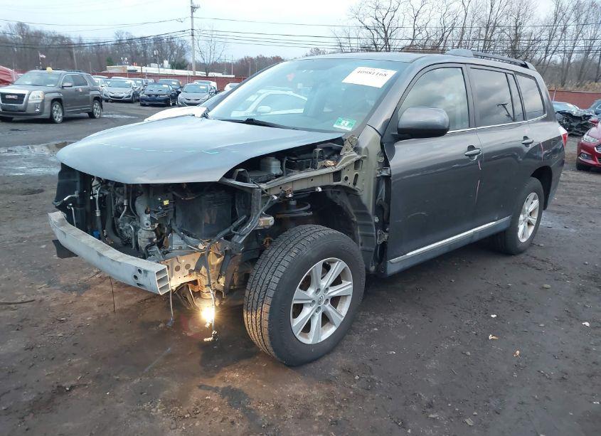 Photo 2 of 2013 Toyota Highlander SE V6 (VIN 5TDBK3EH5DS196877)