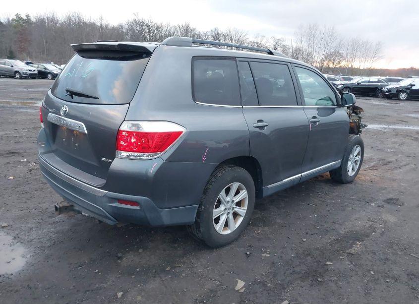 Photo 4 of 2013 Toyota Highlander SE V6 (VIN 5TDBK3EH5DS196877)