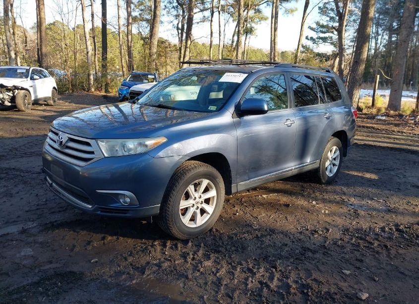 Photo 2 of 2013 Toyota Highlander SE V6 (VIN 5TDBK3EH5DS211166)