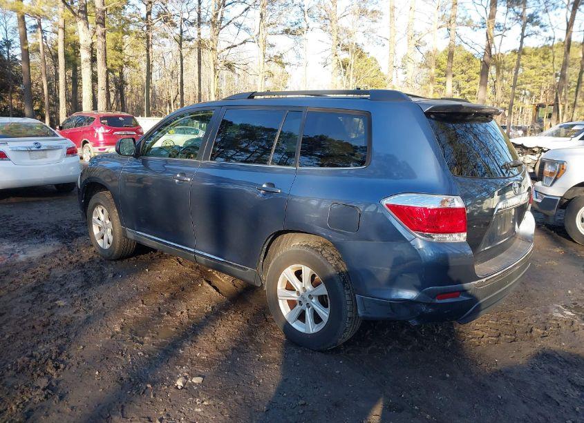 Photo 3 of 2013 Toyota Highlander SE V6 (VIN 5TDBK3EH5DS211166)