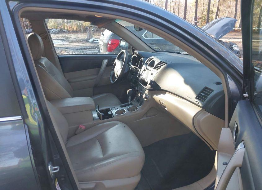 Photo 5 of 2013 Toyota Highlander SE V6 (VIN 5TDBK3EH5DS211166)