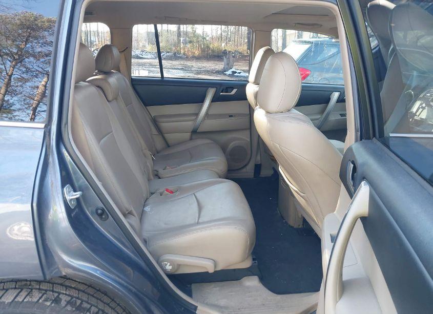 Photo 8 of 2013 Toyota Highlander SE V6 (VIN 5TDBK3EH5DS211166)