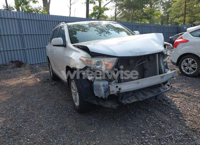 2013 Toyota Highlander SE V6 (VIN 5TDBK3EH5DS252137) main photo