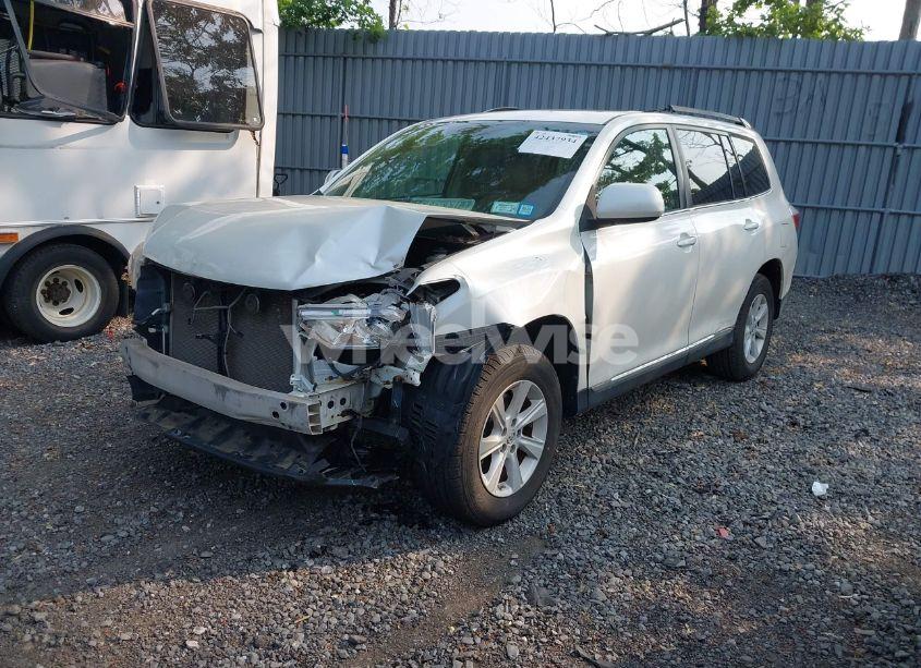 Photo 2 of 2013 Toyota Highlander SE V6 (VIN 5TDBK3EH5DS252137)