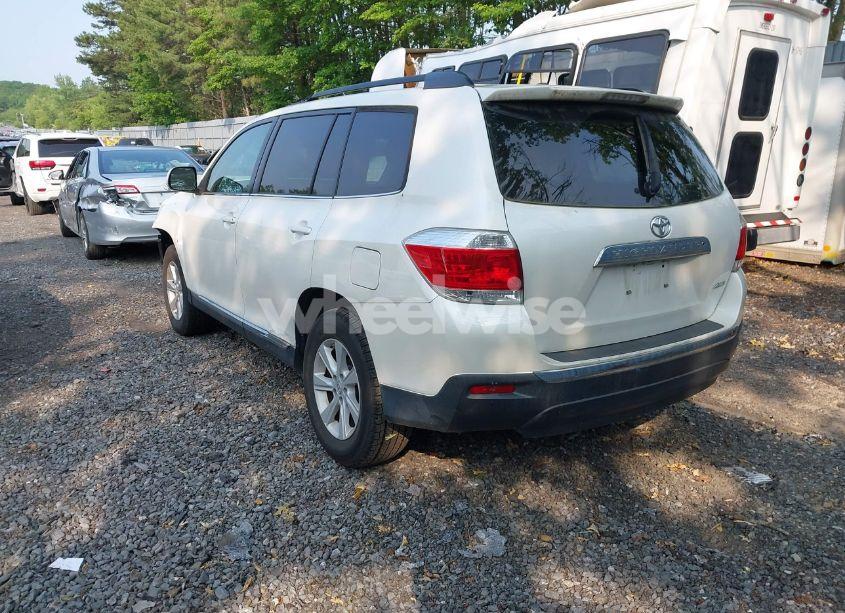 Photo 3 of 2013 Toyota Highlander SE V6 (VIN 5TDBK3EH5DS252137)
