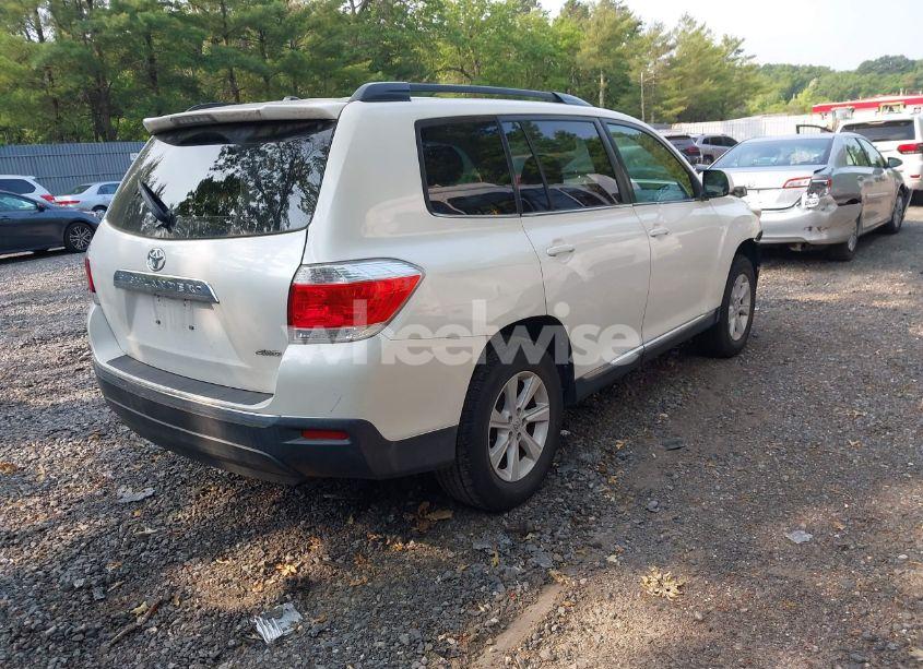 Photo 4 of 2013 Toyota Highlander SE V6 (VIN 5TDBK3EH5DS252137)