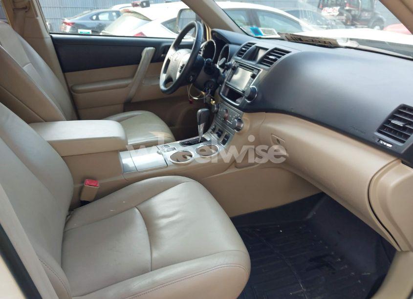 Photo 5 of 2013 Toyota Highlander SE V6 (VIN 5TDBK3EH5DS252137)