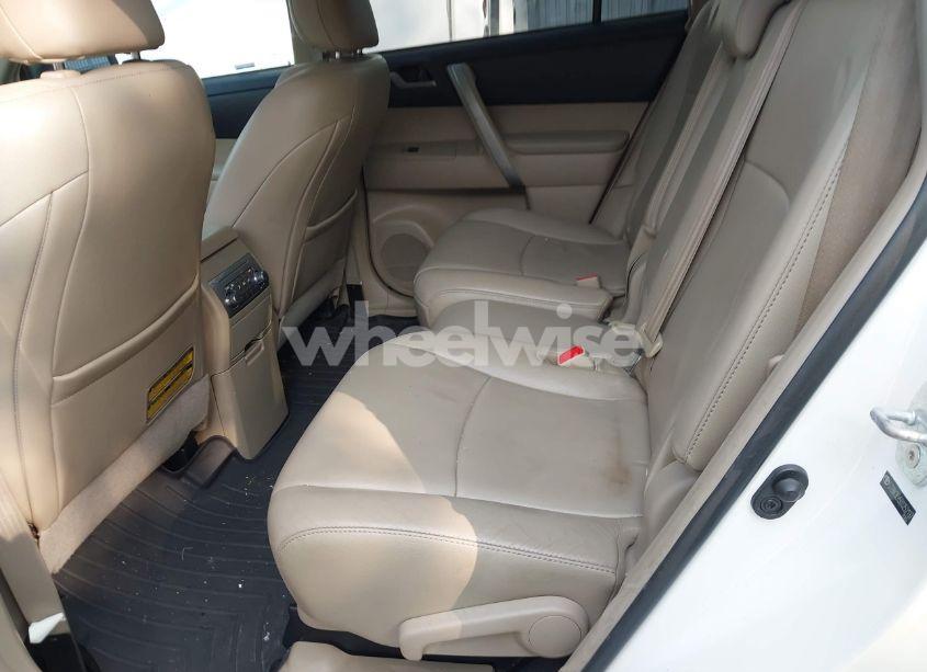 Photo 8 of 2013 Toyota Highlander SE V6 (VIN 5TDBK3EH5DS252137)