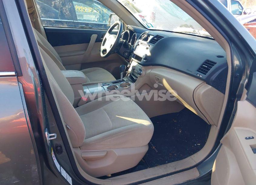 Photo 5 of 2013 Toyota Highlander BASE PLUS V6 (VIN 5TDBK3EH5DS256513)