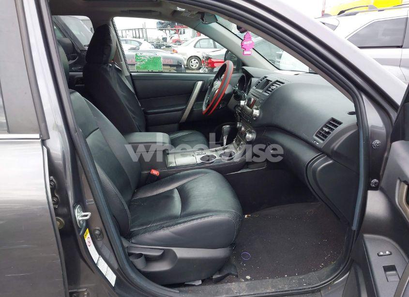 Photo 5 of 2011 Toyota Highlander SE V6 (VIN 5TDBK3EH6BS090970)