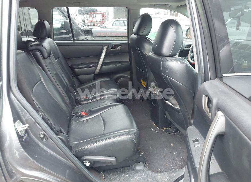 Photo 8 of 2011 Toyota Highlander SE V6 (VIN 5TDBK3EH6BS090970)