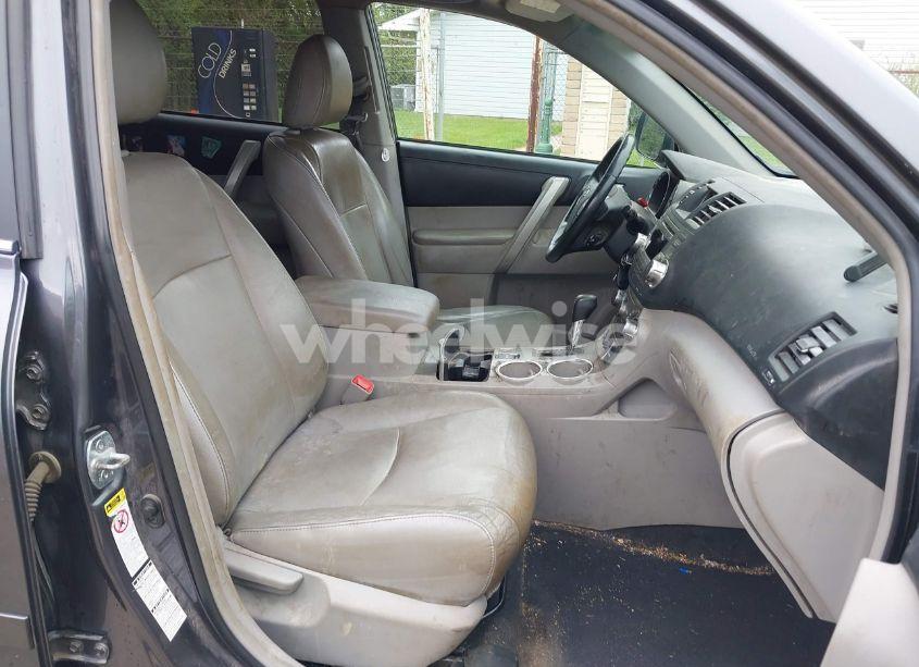 Photo 5 of 2012 Toyota Highlander SE V6 (VIN 5TDBK3EH6CS136413)