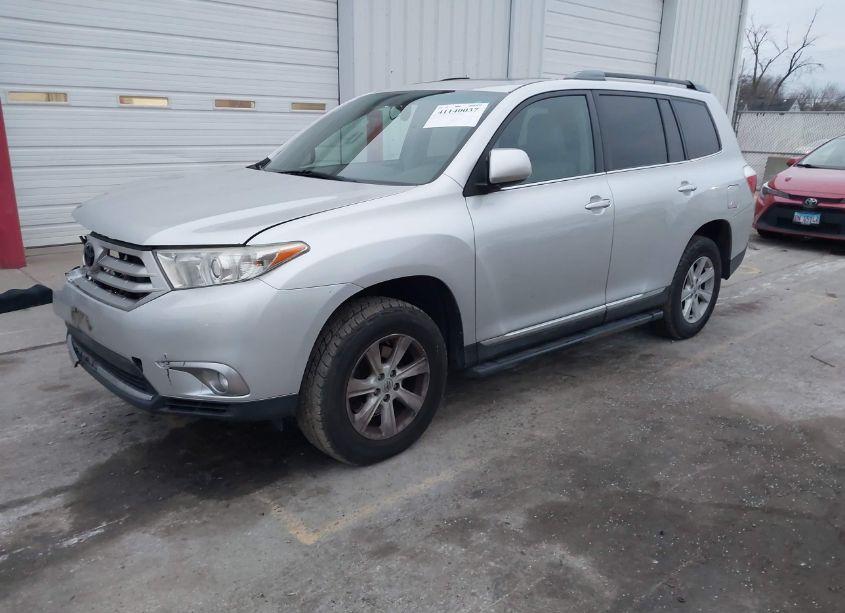 Photo 2 of 2013 Toyota Highlander SE V6 (VIN 5TDBK3EH6DS181532)