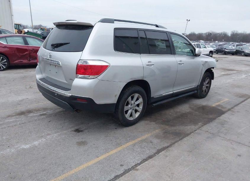 Photo 4 of 2013 Toyota Highlander SE V6 (VIN 5TDBK3EH6DS181532)