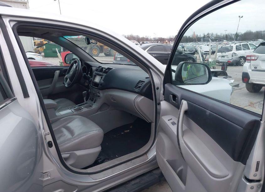 Photo 5 of 2013 Toyota Highlander SE V6 (VIN 5TDBK3EH6DS181532)