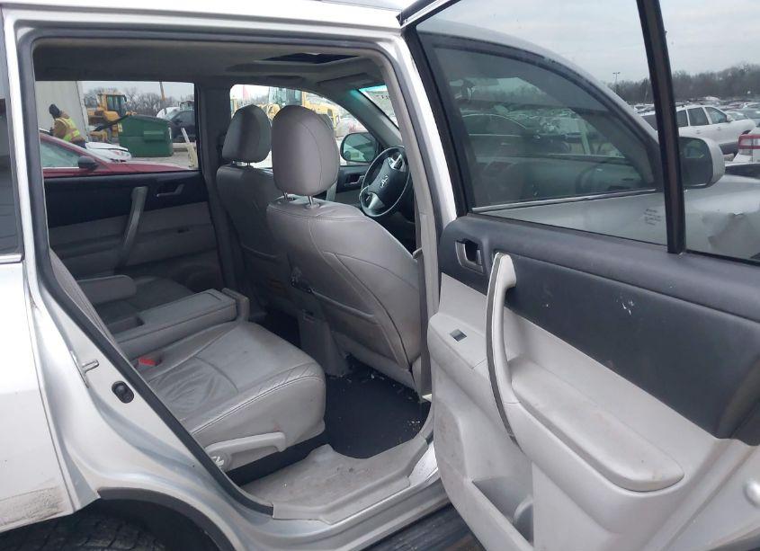 Photo 8 of 2013 Toyota Highlander SE V6 (VIN 5TDBK3EH6DS181532)