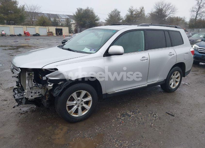 Photo 2 of 2013 Toyota Highlander PLUS/SE (VIN 5TDBK3EH6DS230910)