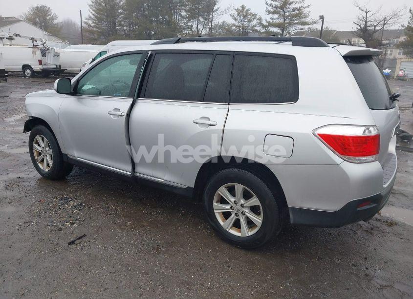Photo 3 of 2013 Toyota Highlander PLUS/SE (VIN 5TDBK3EH6DS230910)